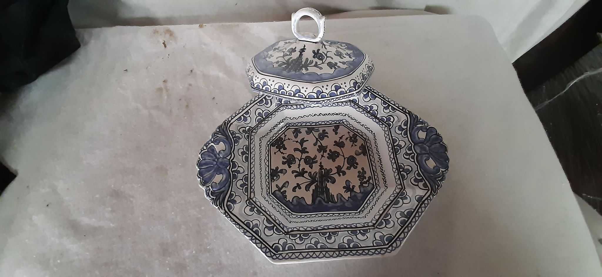 Manteigueira em porcelana, pintada à mão