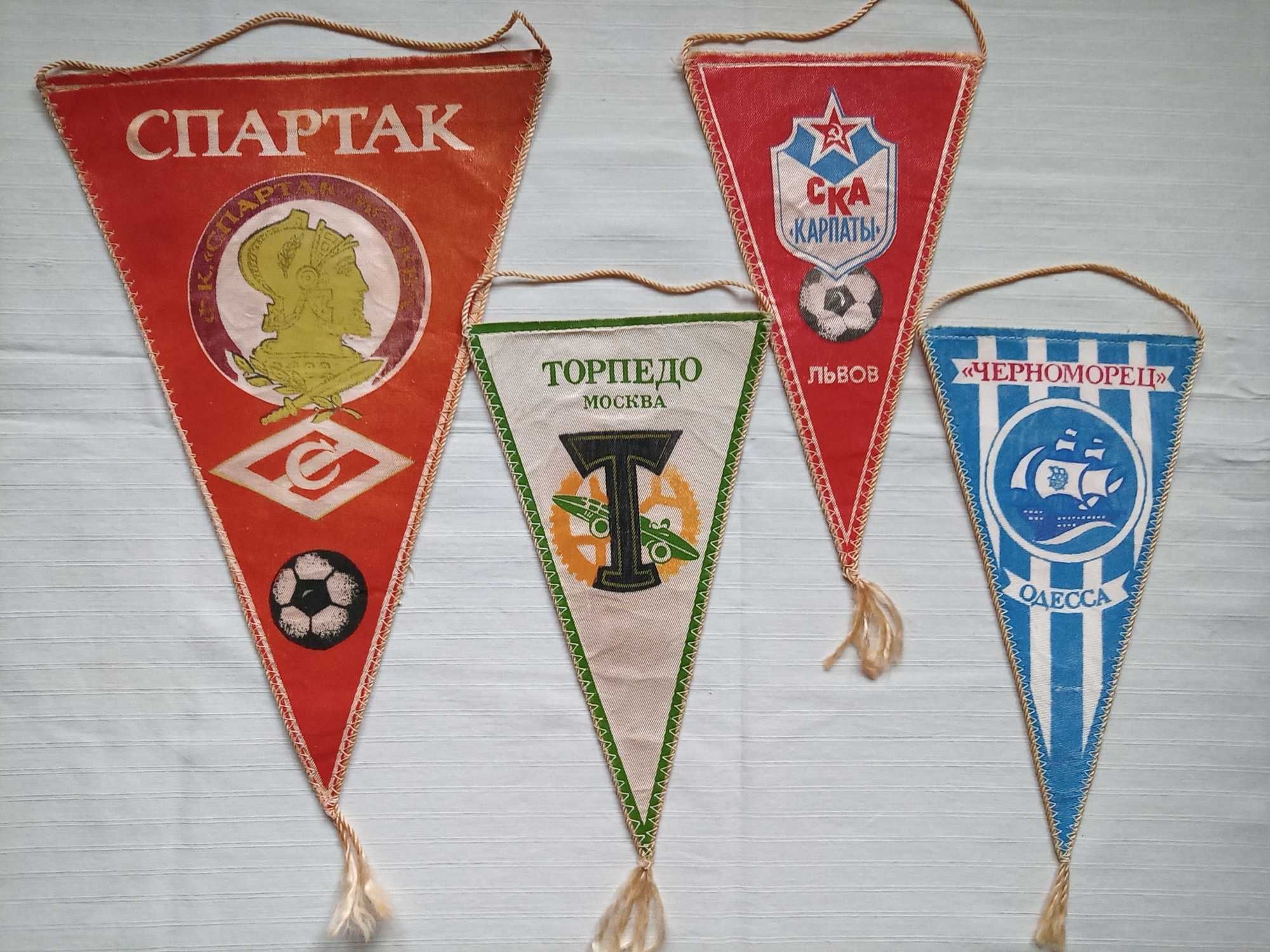 Футбольные: справочники, вымпела (Смотрите все фото)