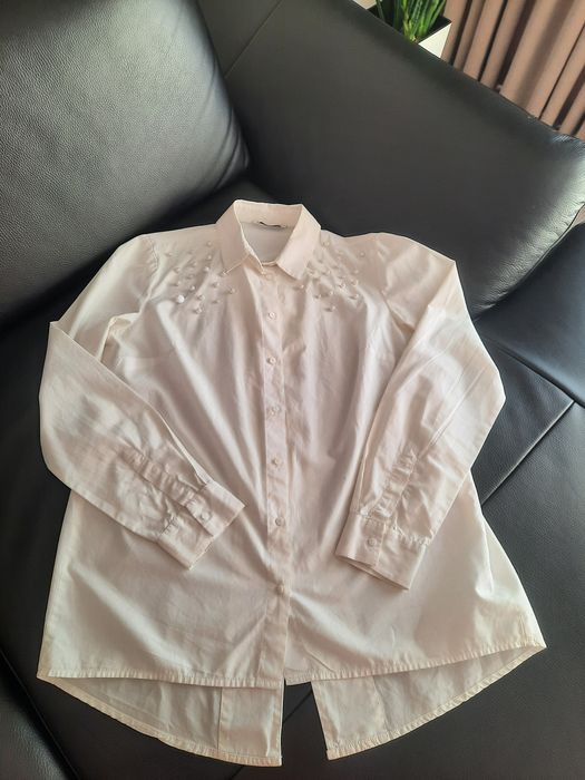 Biała,  asymetrycznym koszula z perełkami