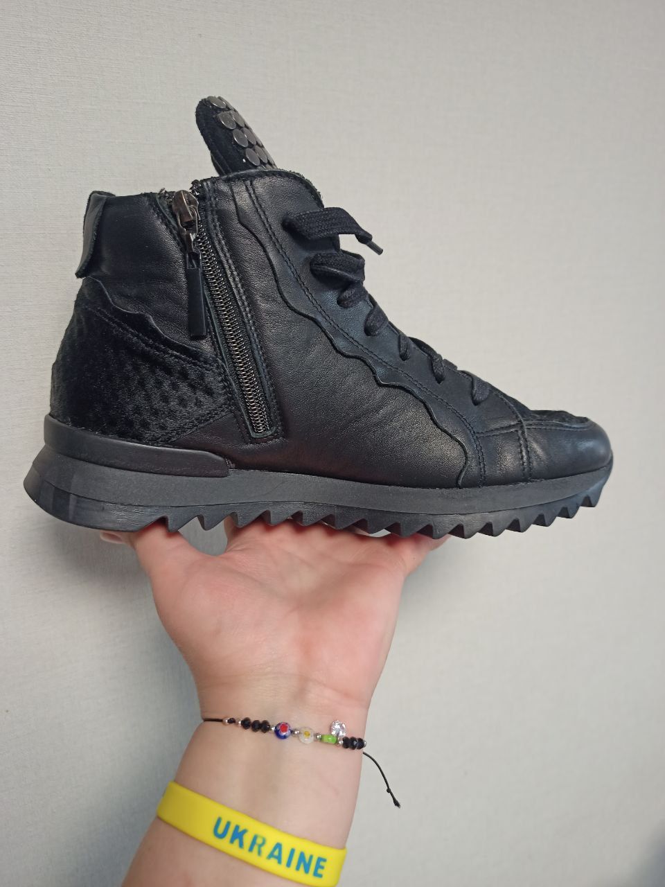 Продам жіночі сникерси Alberto Ventyrini р.39