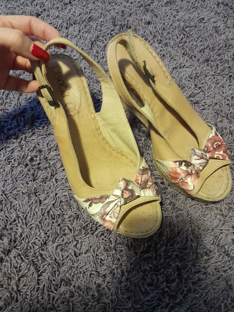 Sandałki na koturnie Lasocki r. 37
