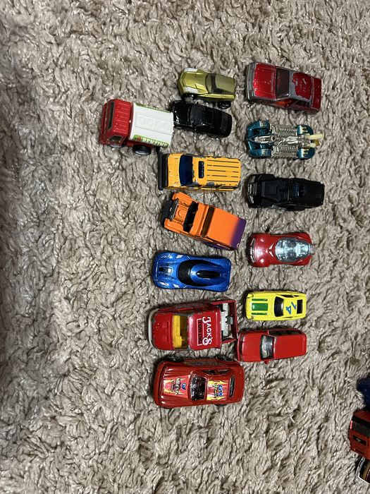 Машинки моделі різні