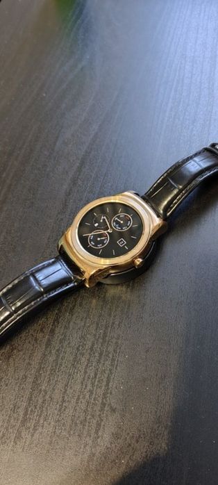 Смарт часы золотые LG смотрятся очень хорошо