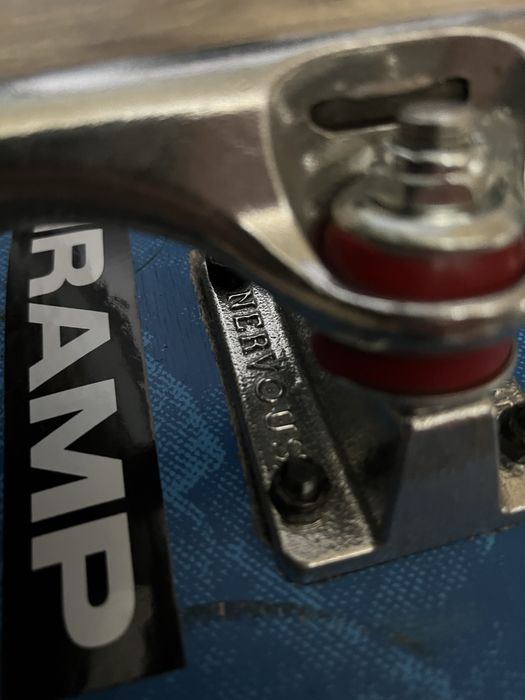 Dwie deskorolki nervous miniramp independent