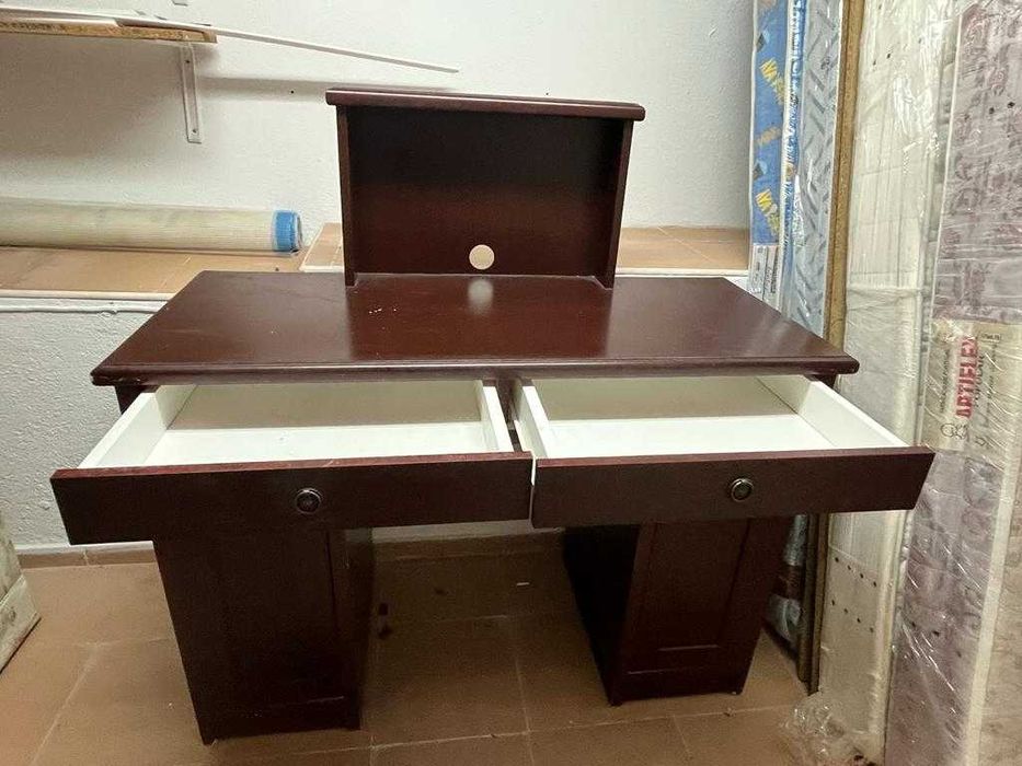secretária com espaço para monitor