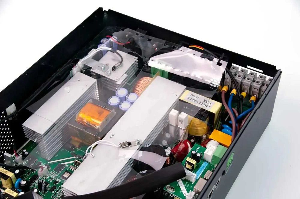 Гібридний сонячний інвертор (hybrid) MUST PV18-3224 VPM ll Series