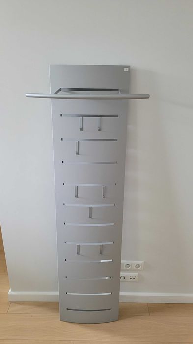 Nowoczesny wieszak metalowy do przedpokoju lub biura