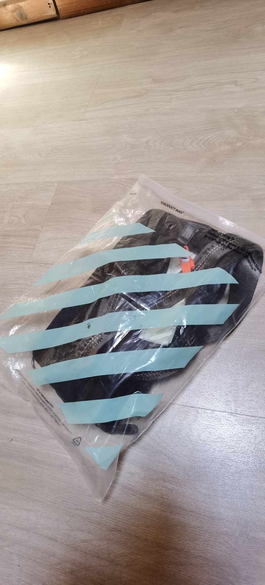 Bolsa Off-White com etiqueta.