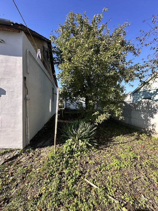 Половина цегляного будинку, з власною ділянкою