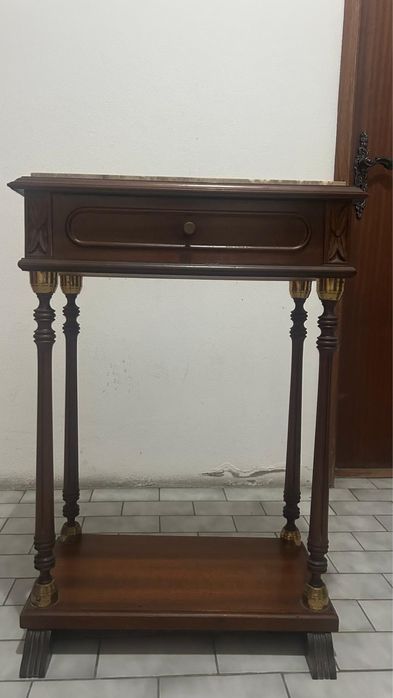 Mesa de apoio antiga em madeira com tampo em mármore