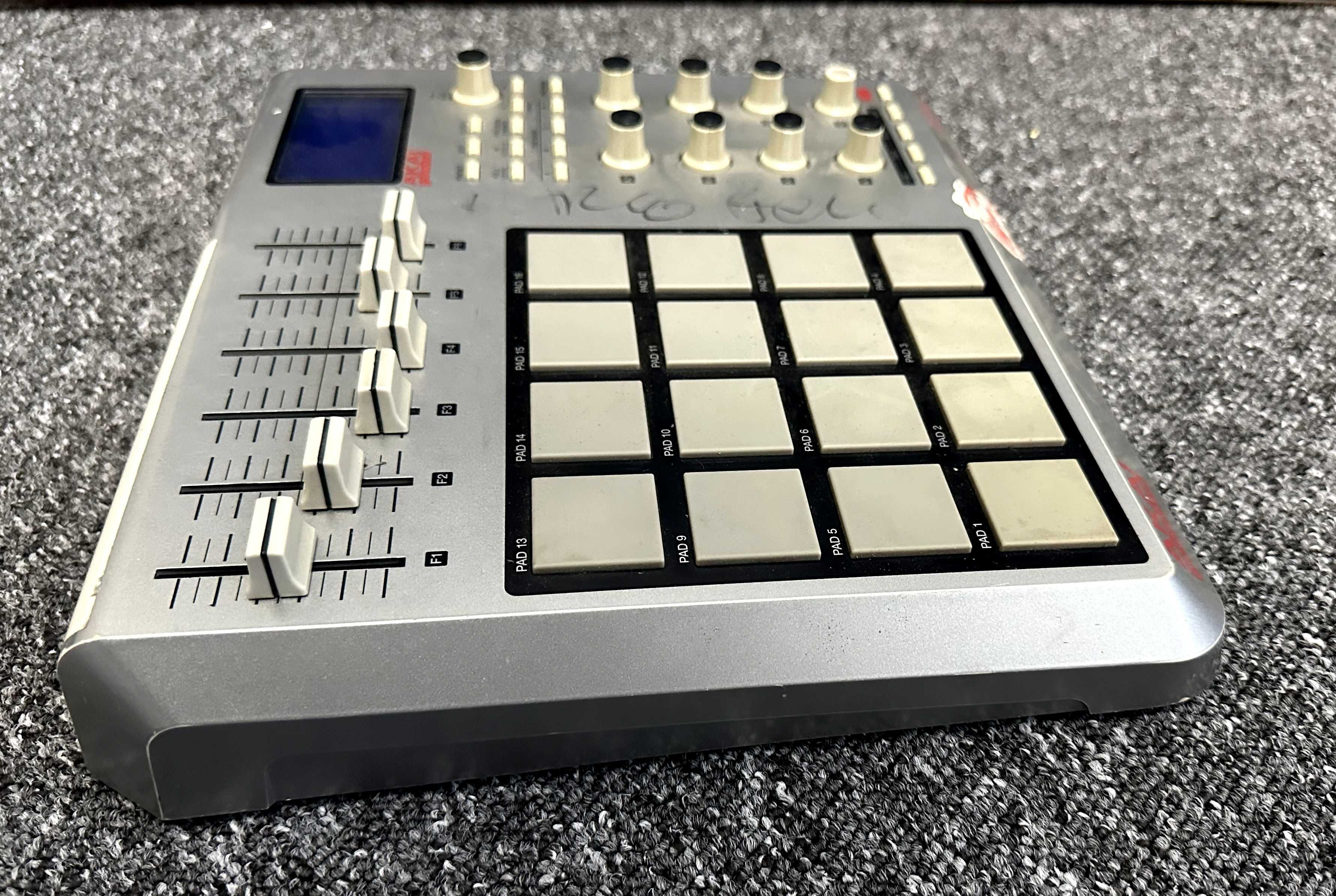 AKAI MPD 24 kontroler midi z padami