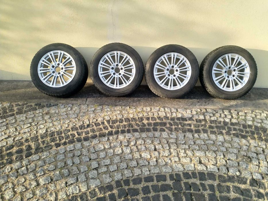 Koła od Mercedesa z oponami zimowymi
