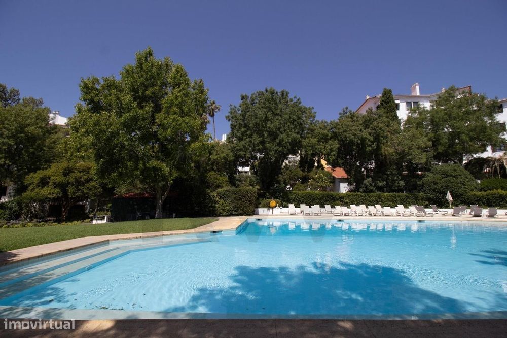 Apartamento T4 Renovado com 2 Suítes e Acabamentos de Luxo no Monte Es