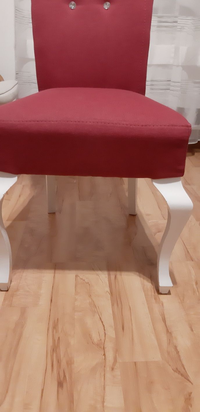 Krzesło z białymi nogami