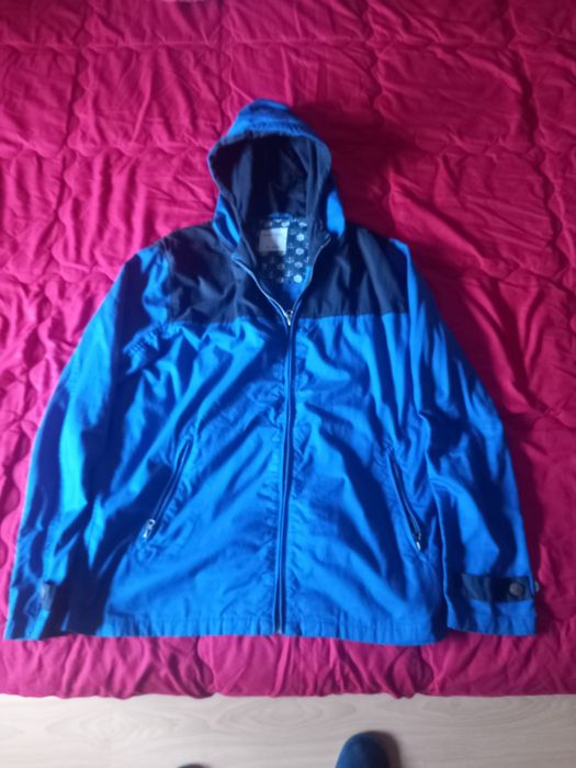 Casaco de Homem com capuz.