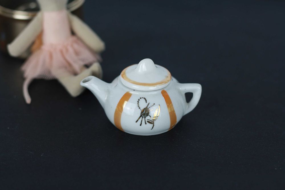Mini porcelanowy dzbanek do herbaty dla lalek