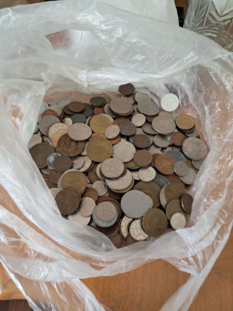Monety banknoty znaczki