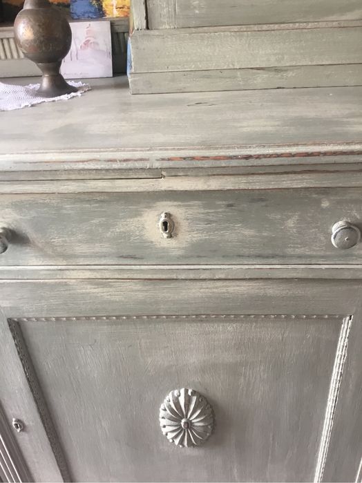 Stary przedwojenny kredens