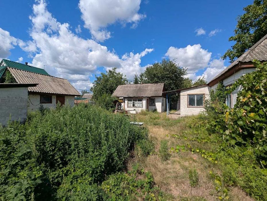 Будинок в Хацьках з великим гаражем-майстернею, є світло, газ та вода