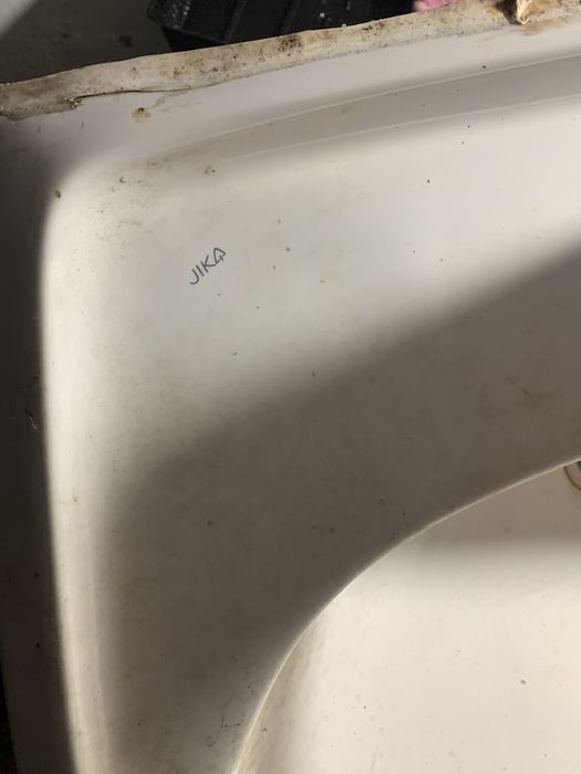 Два раковини Jika та один пʼєдестал