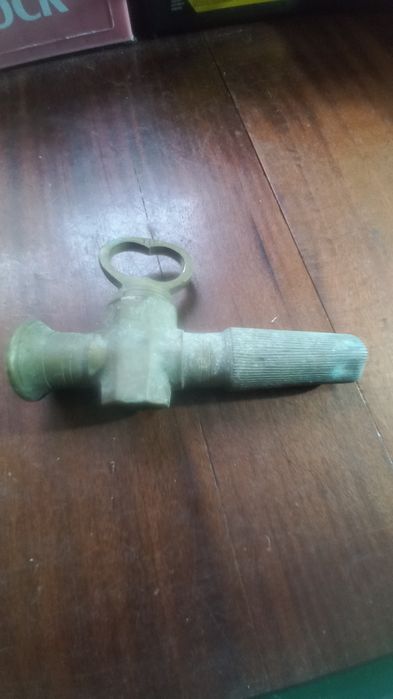 Torneira antiga para vinho latão