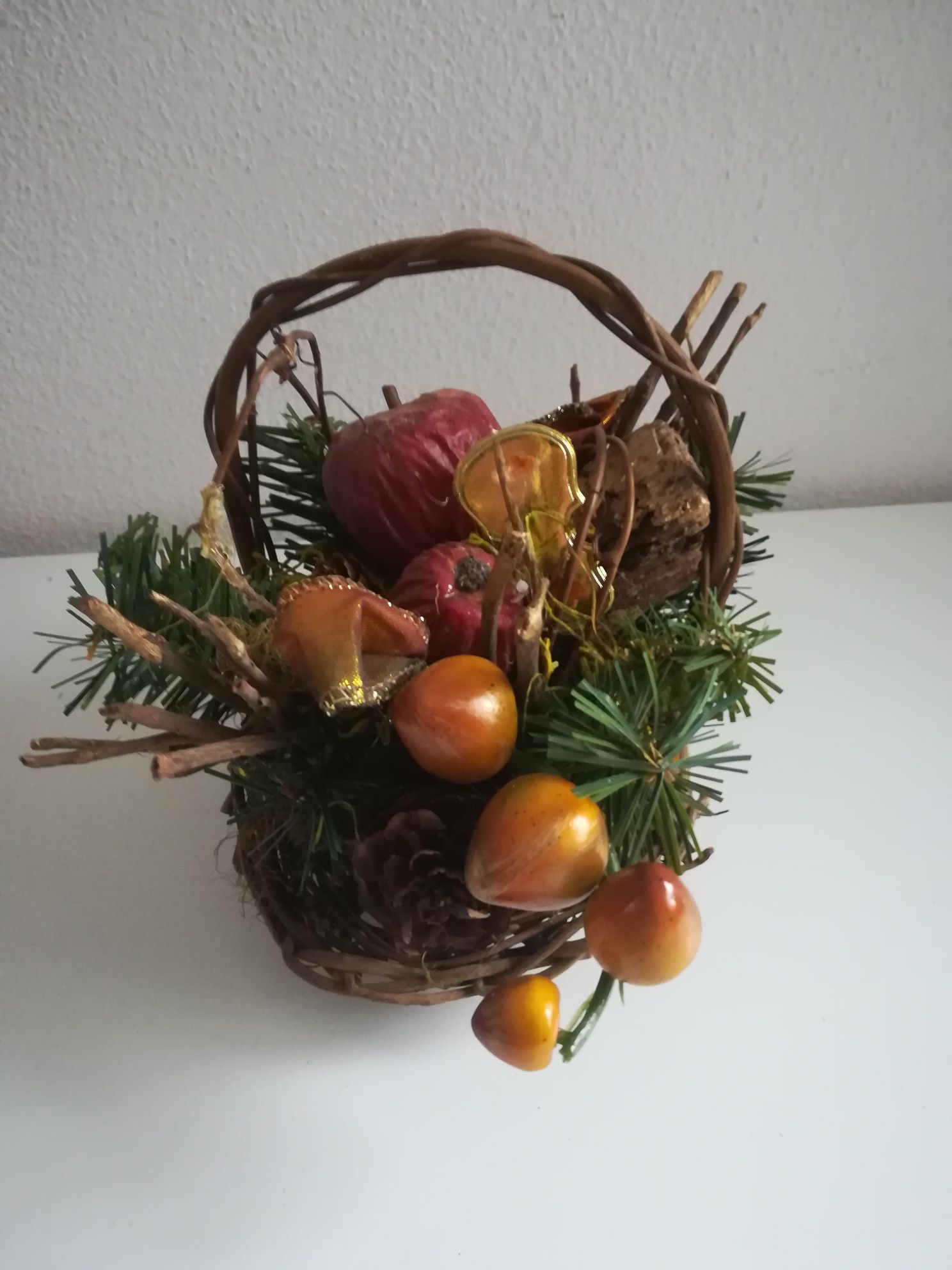 Dekoracja świąteczna koszyczek z jabłkami