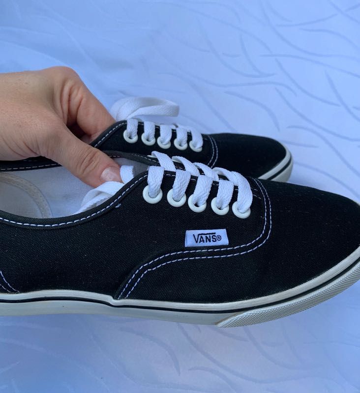 Czarne trampki z białą podeszwą Vans 36