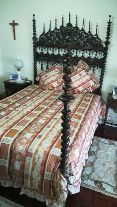 Cama de bilros, mesas de cabeceira e cadeiras