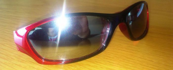 Óculos vermelhos espelhados