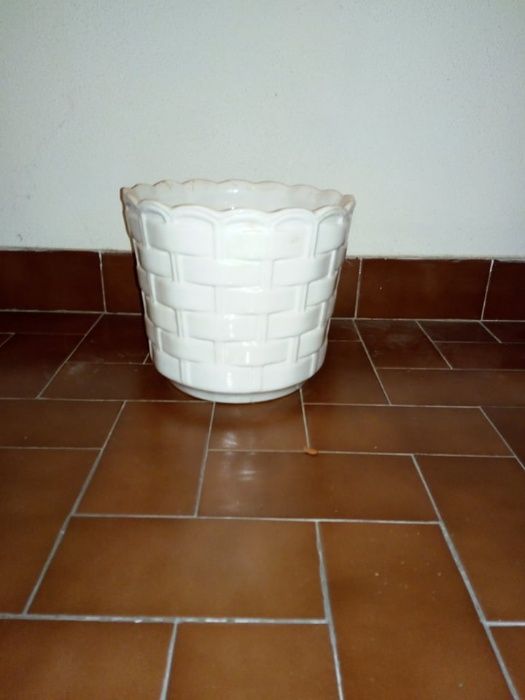 Vaso em loiça com padrão em relevos