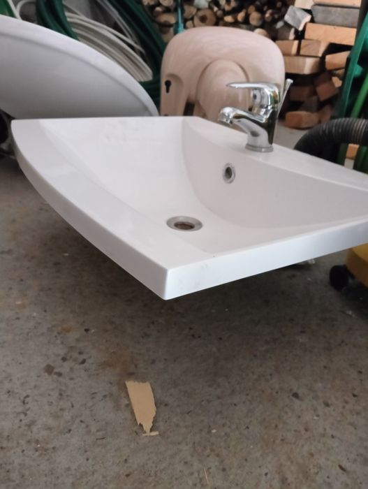 Umywalka łazienkowa w oburaz z baterią 60 cm