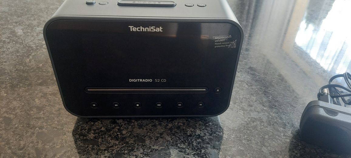 Radiobudzik z odtwarzaczem CD ładowarka indukcyjną Technisat 52 CD