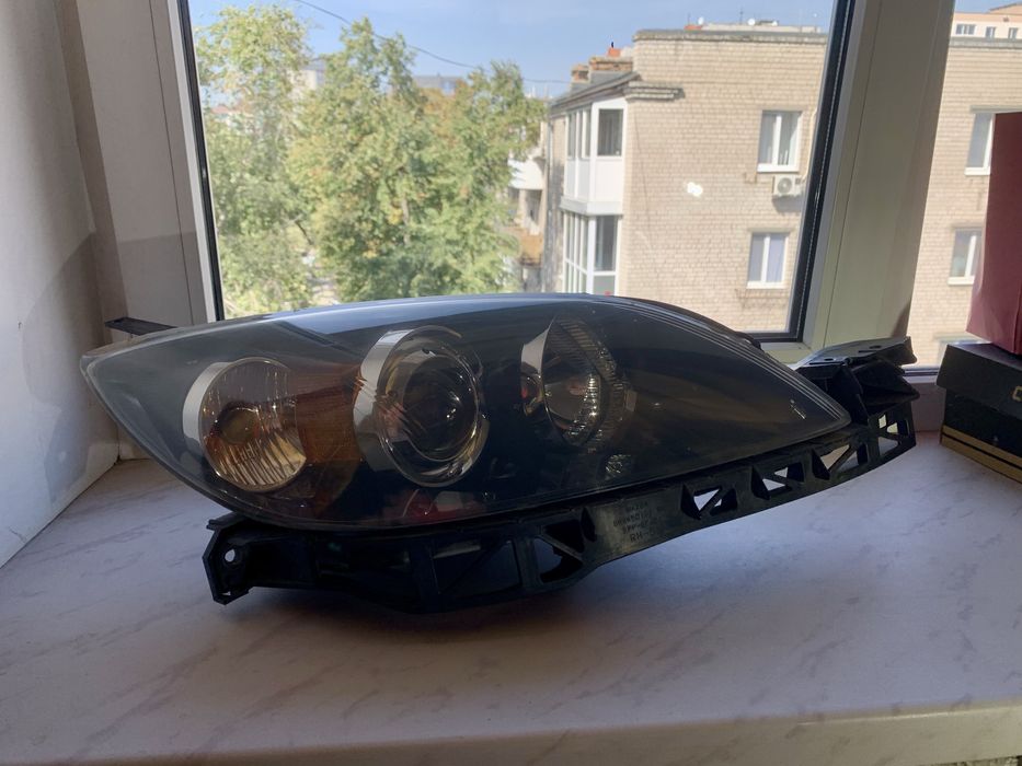 Фара права Mazda 3 BK Хетчбек Ксенон
