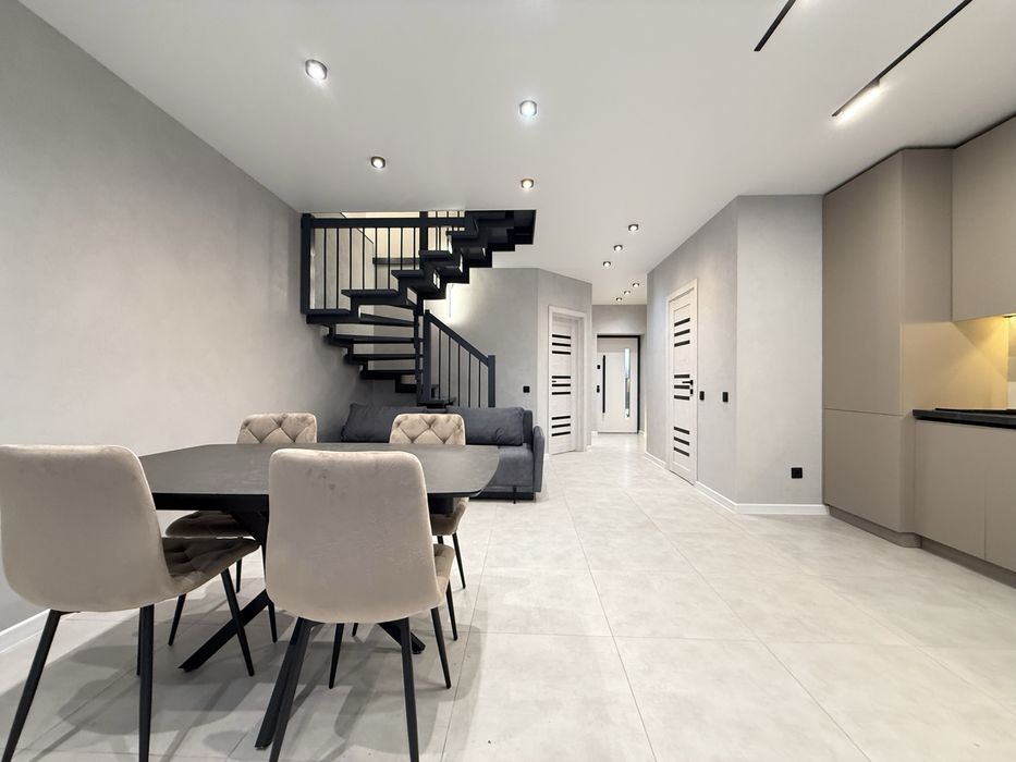 Таунхаус з новим дизайнерським ремонтом — заїжджай та живи