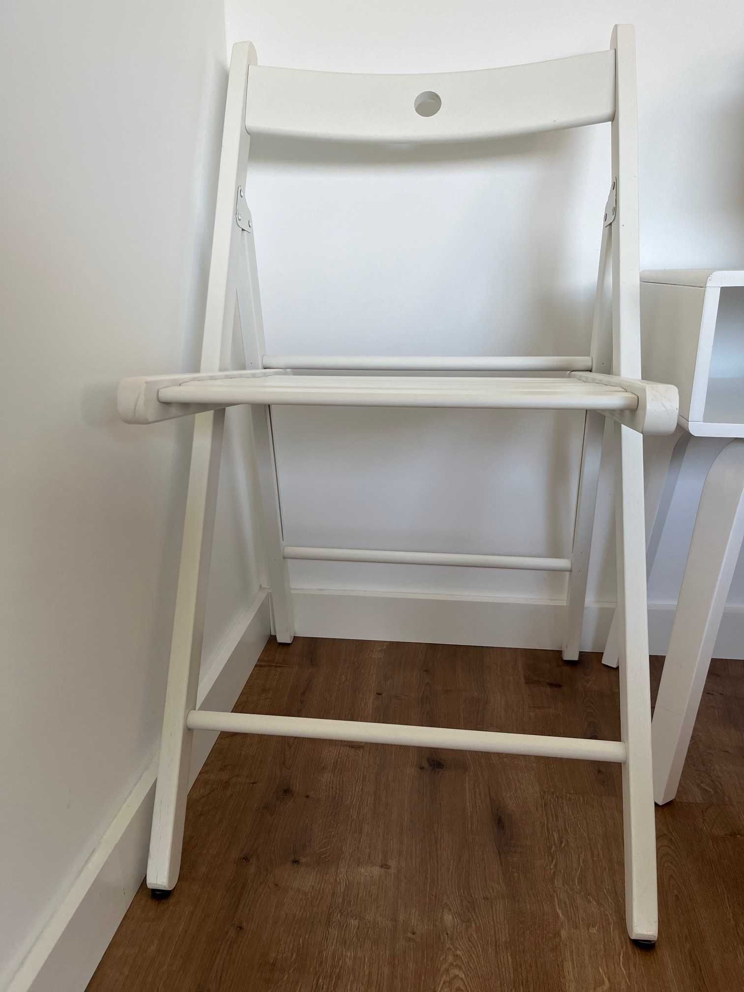 Cadeira de madeira branca IKEA com almofada cinzenta