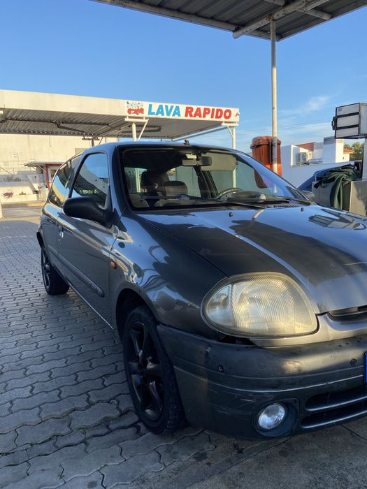 Renault Clio II 1998 com 124 mil KM