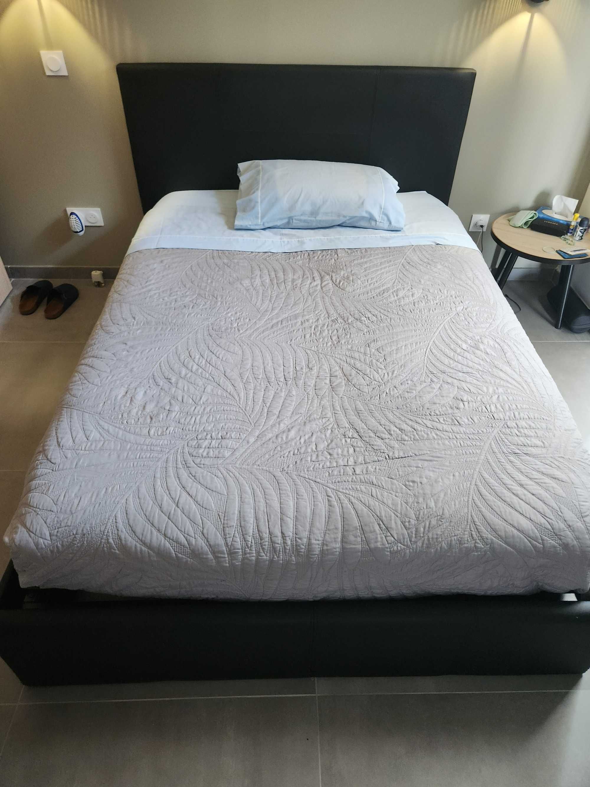 Cama de casal com arrumações