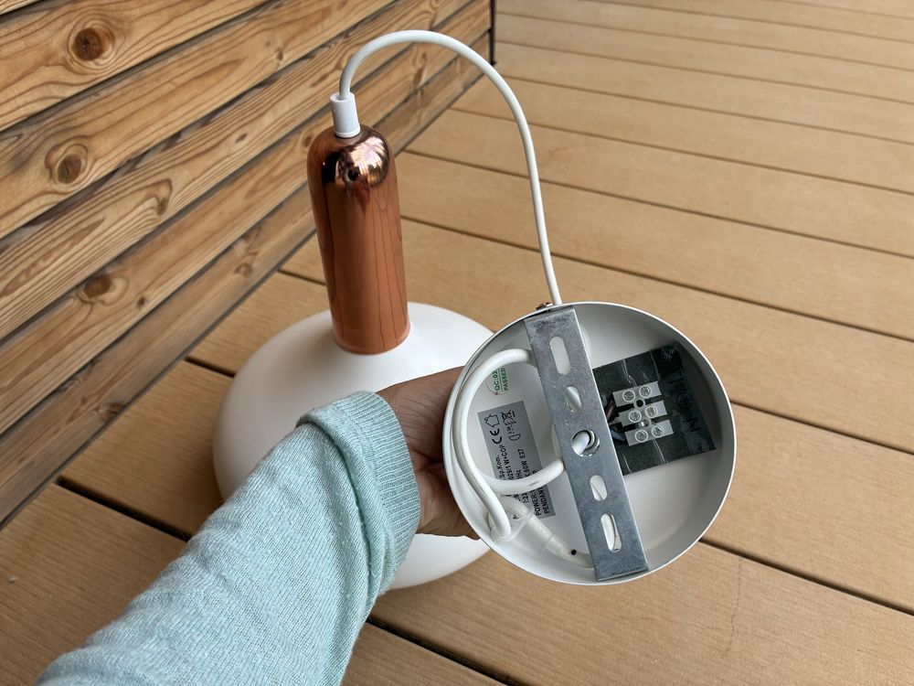 Biała lampa wisząca metalowa