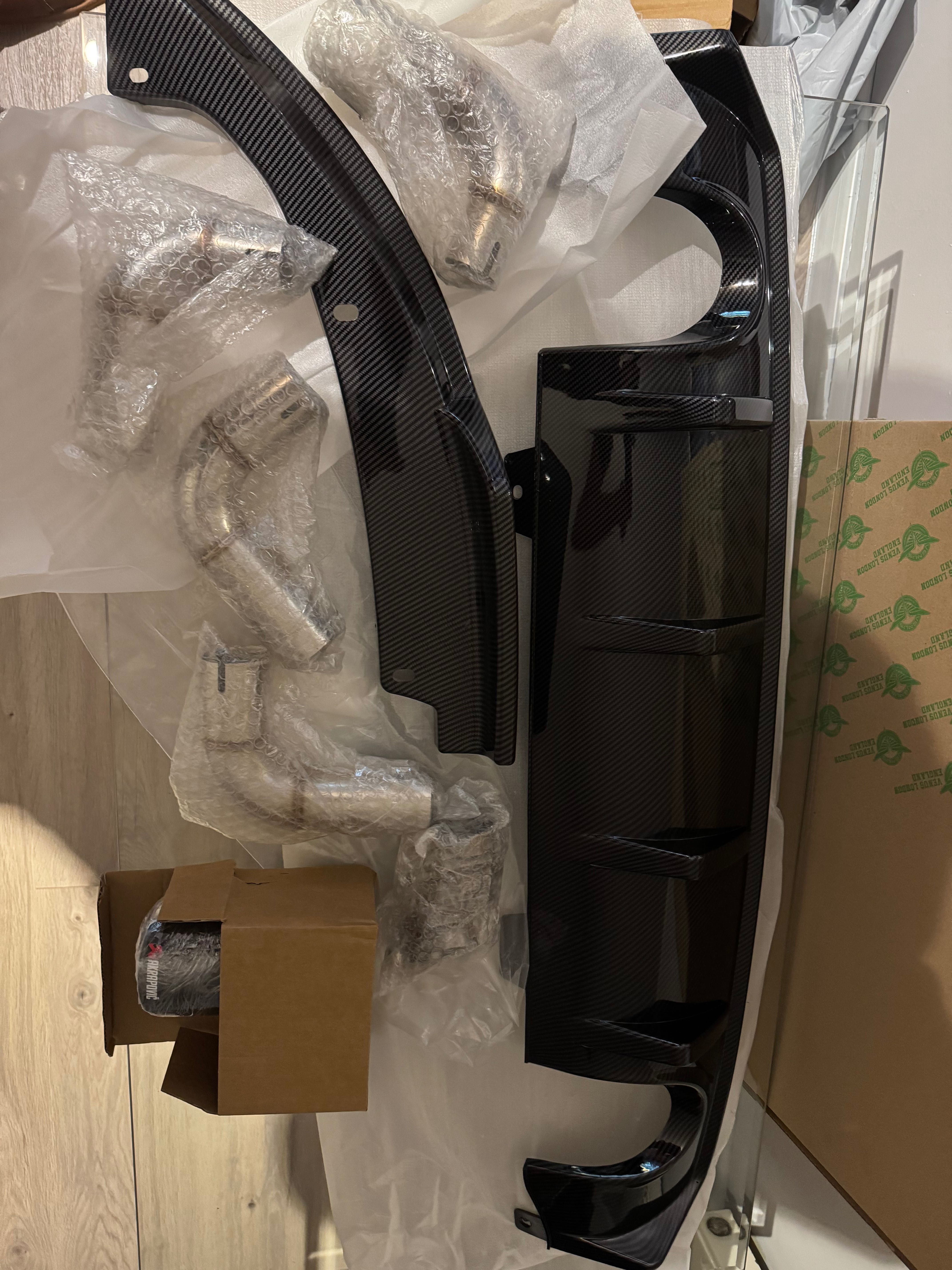 Dokładka zderzaka tył i końcówki rur wydechowych Honda Civic X sedan.