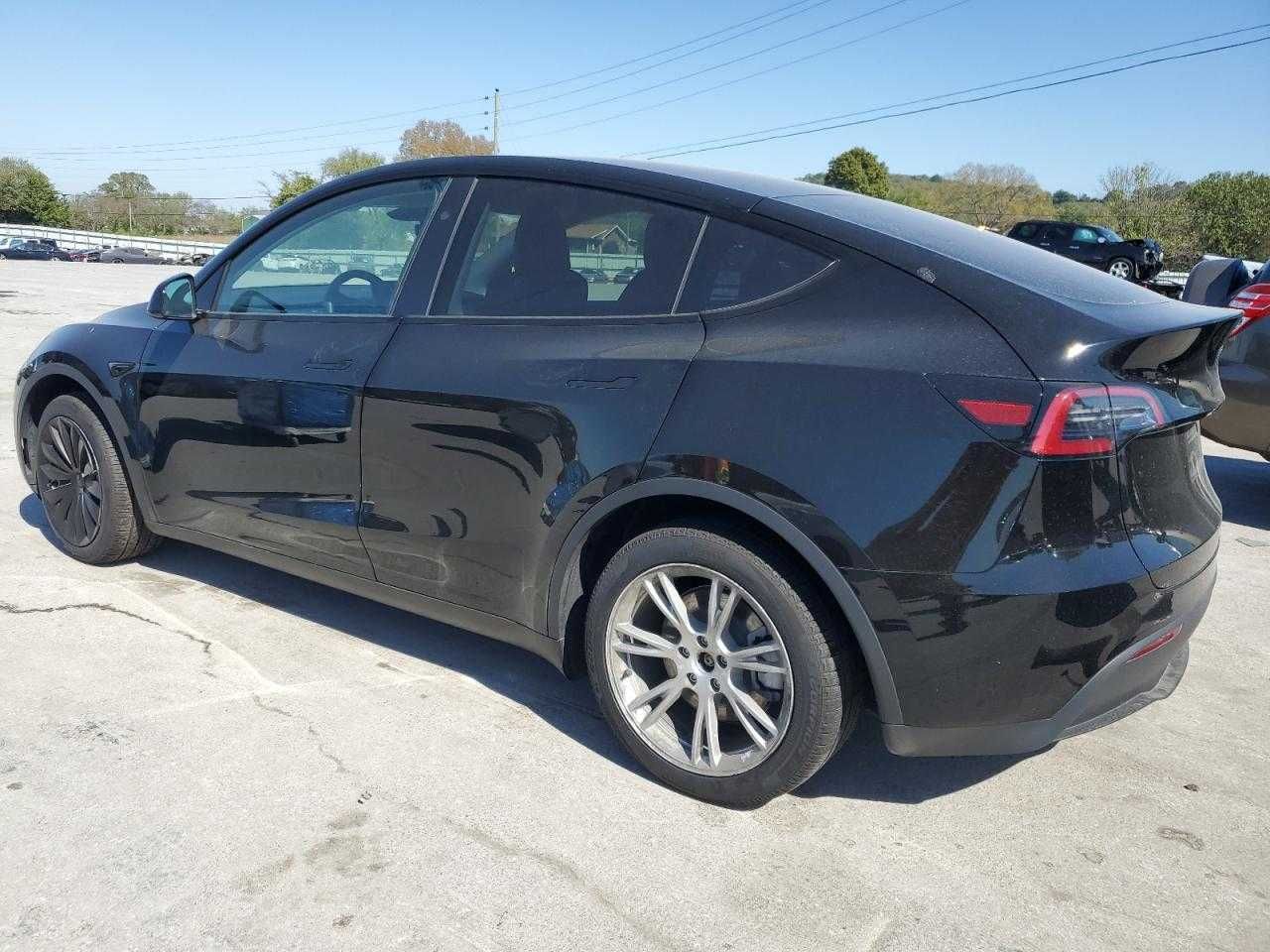Електричний кросовер Tesla Model Y 2024 з США