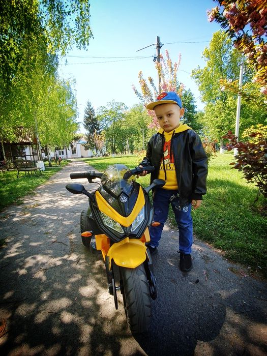 Дитячий транспорт (трицикл)