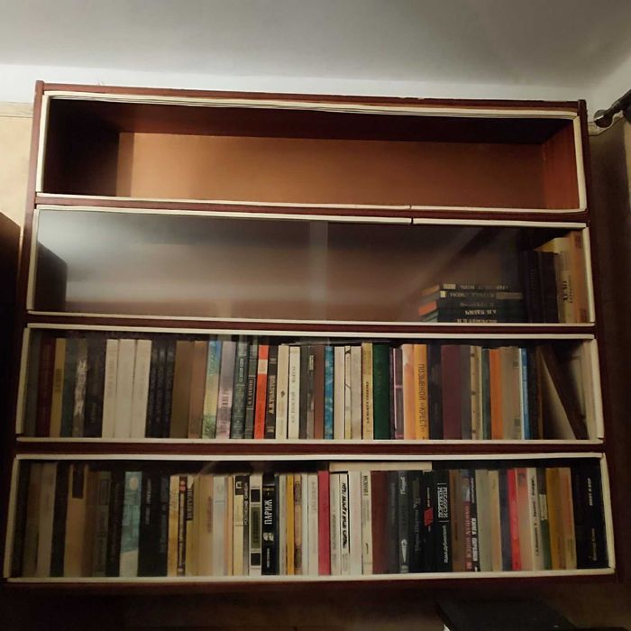 Книжные полки со стеклами