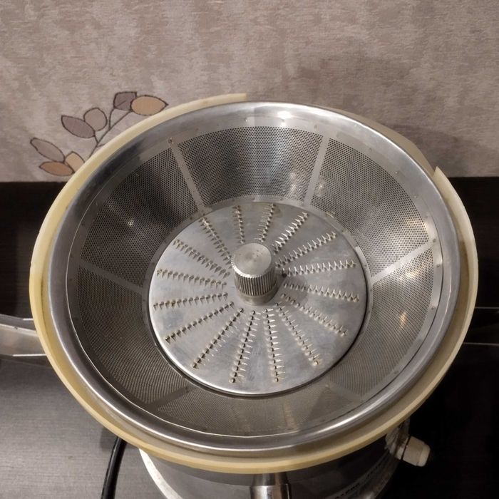 Соковитискач, соковыжималка профессиональная Juicer WF-A4000