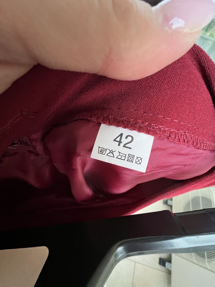 Elegancka spódnica burgundowa z koronkowymi wstawkami