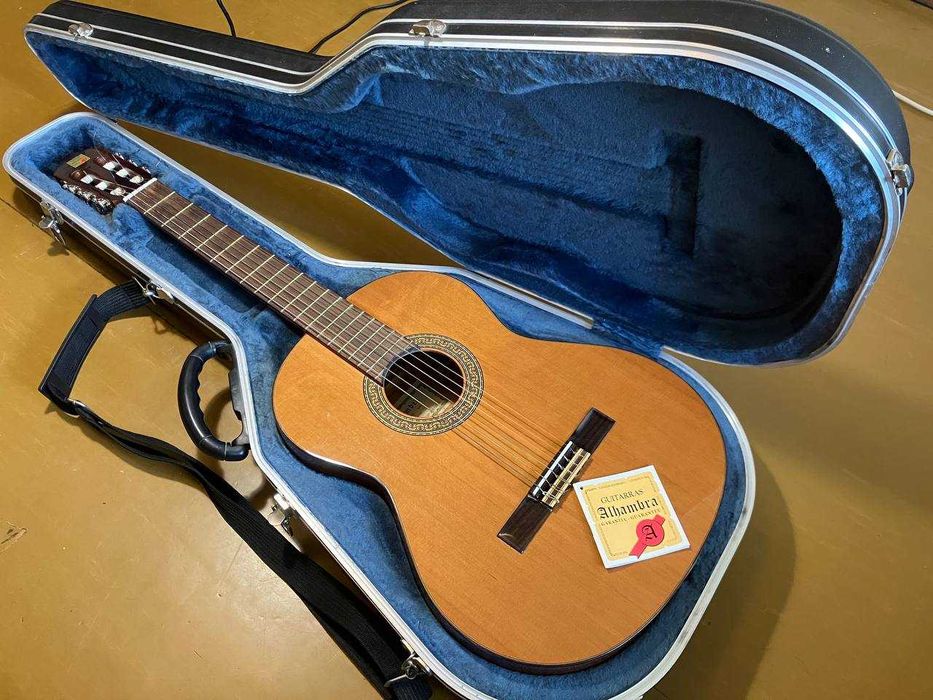 Класична гітара Alhambra 3C з цільного червоного кедра