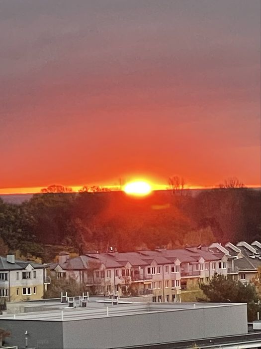 Przytulne mieszkanie przy metrze Natolin – z widokiem na wschód słońca