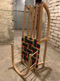 Sanki drewniane z kolorowym siedzeniem