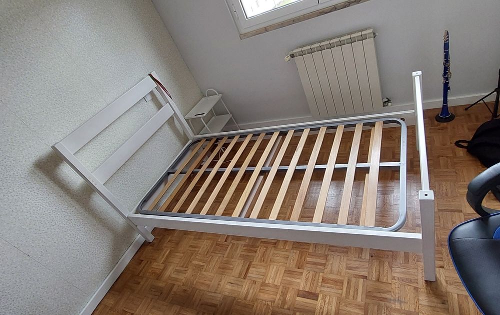 Cama Single de madeira com estrado e colchão ortopédico
