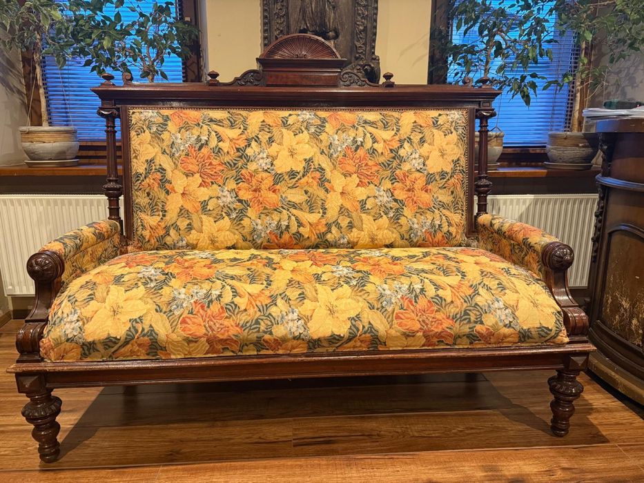 Antyczna sofa-orzech