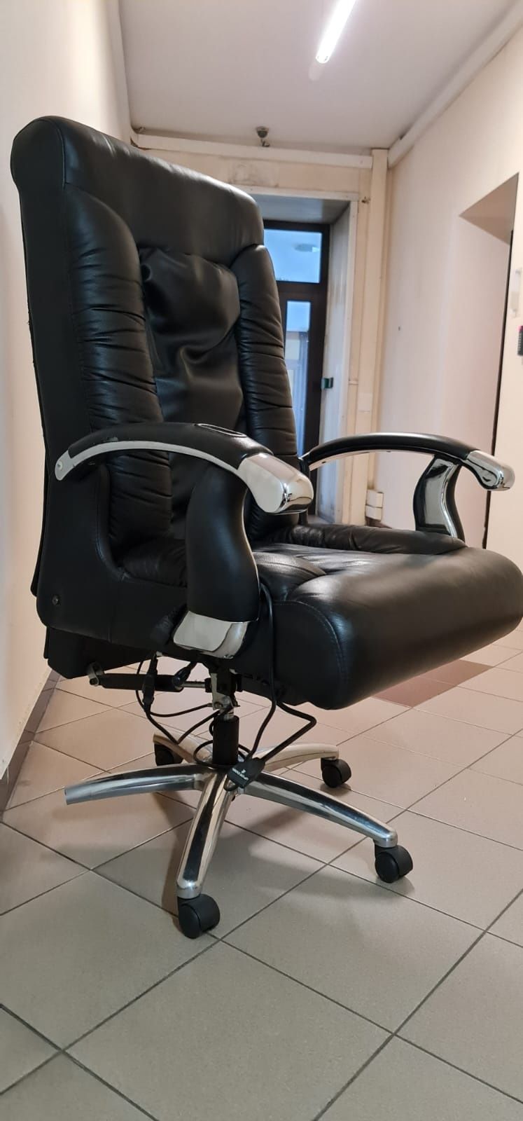 Fotel z funkcją masażu.